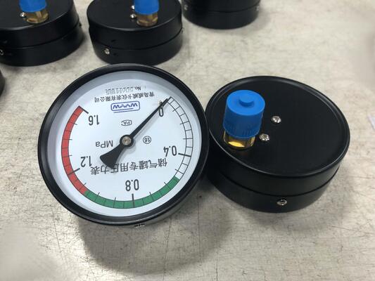 0〜1.6MPaの範囲とカラーコードされた安全ゾーンを持つ4インチ (100mm) の空気受信タンク圧力計