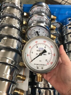 油で満たされた耐衝撃圧力計 0-25MPa 抗黄色の高純度減圧油マノメーター
